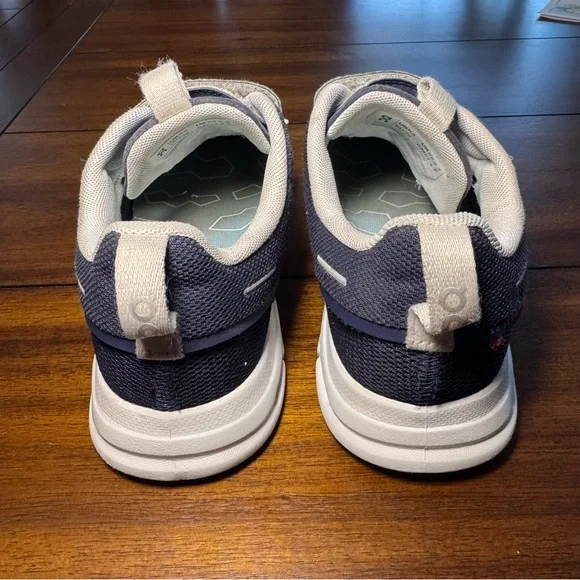 On Kids' Preschool Cloud Play Shoes Running Sneakers Navy White Size 3K EUC - Picture 4 of 6